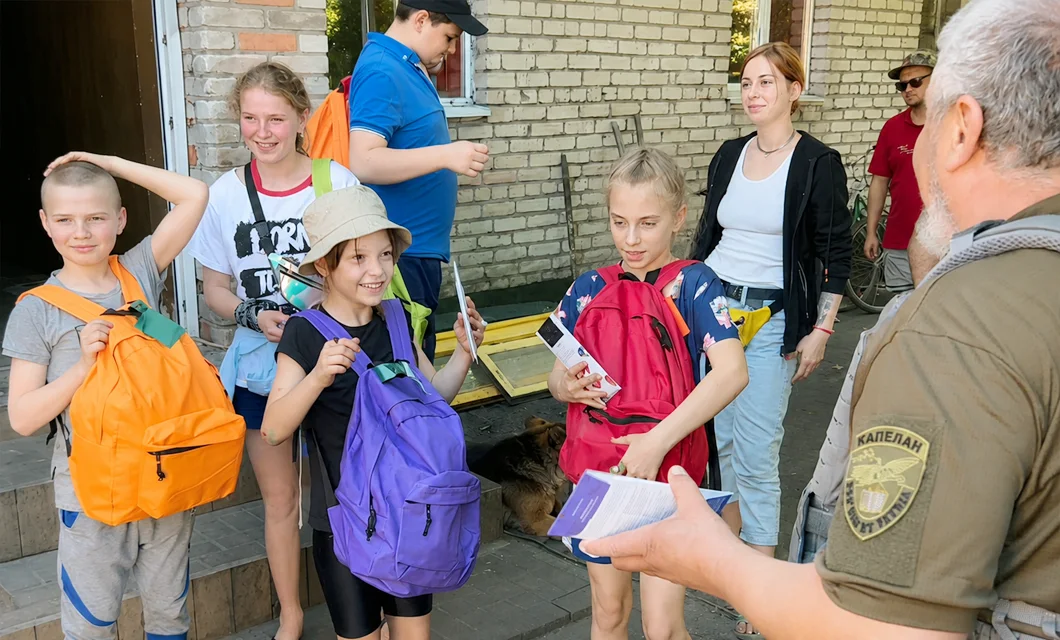 Children receiving treats and small gifts from GCMM volunteers amid the war.